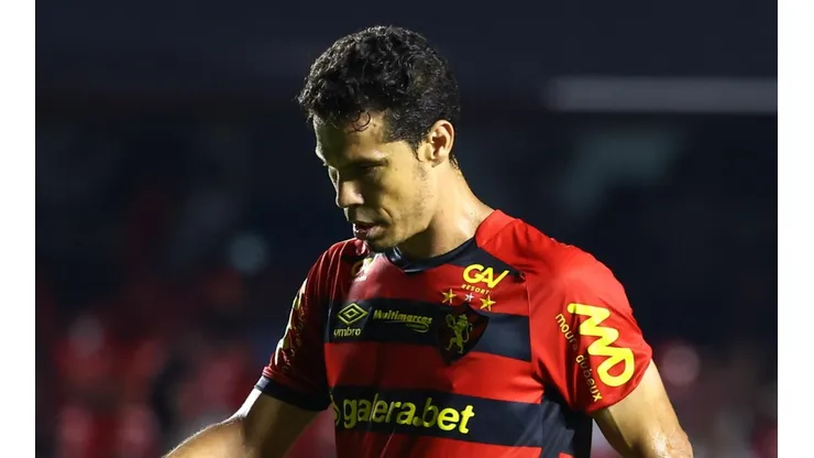 Foto: (Marcello Zambrana/AGIF) - Ex-jogador do Sport, Hernanes deu sua opinião sobre o momento vivido no Leão em 2021