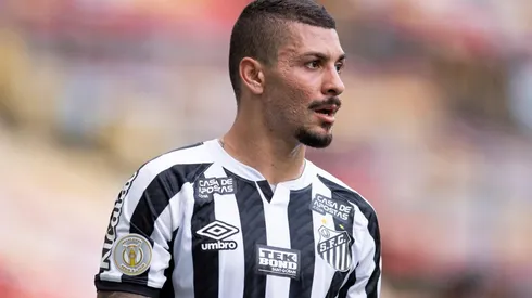 Alison atualmente está jogando pelo Londrina - Foto: Jorge Rodrigues/AGIF.