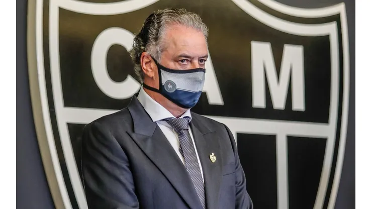 "Um tempo para avaliar";  Sérgio Coelho manda a real sobre futuro de meio-campista no Atlético