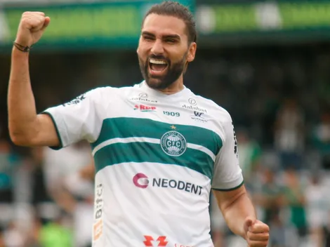 Coritiba fecha negócio e atacante desembarca em Curitiba para assinar contrato