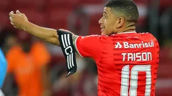 Taison com a camisa do Internacional (Foto: Pedro H. Tesch/AGIF)