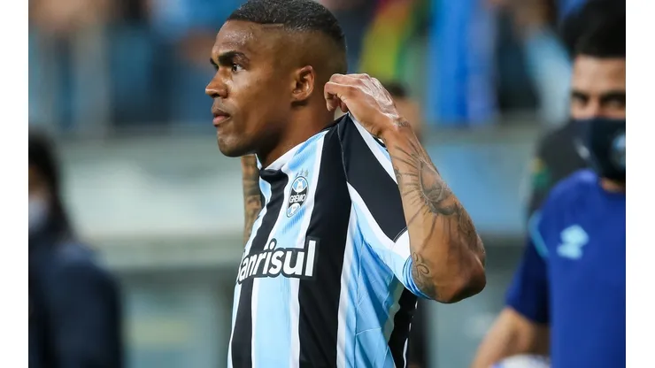 Pedro H. Tesch/AGIF - Douglas Costa vive nova polêmica com torcida do Grêmio