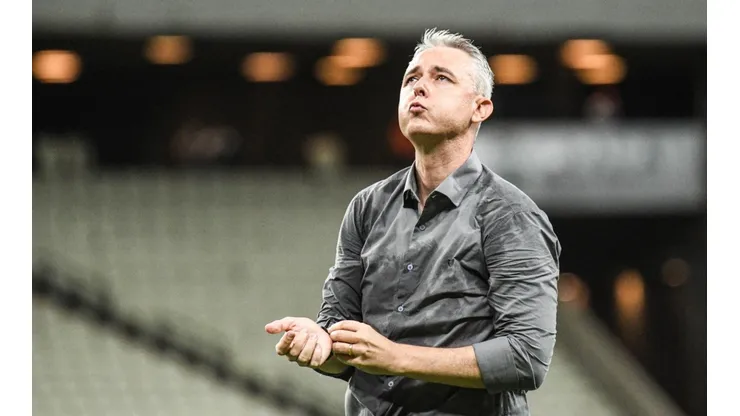 Foto: (Kely Pereira/AGIF) - Tiago Nunes tem sido pressionado por parte da torcida do Ceará