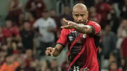 Foto: Robson Mafra/AGIF - Thiago Heleno: dúvida no Athletico para clássico decisivo