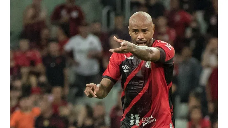 Foto: Robson Mafra/AGIF - Thiago Heleno: dúvida no Athletico para clássico decisivo