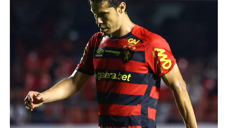 Hernanes está sem clube desde a saída do Sport (Foto: Marcello Zambrana/AGIF)