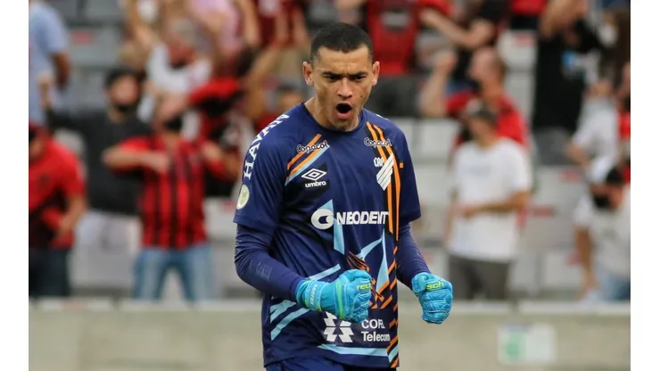 Foto: Joao Vitor Rezende Borba/AGIF | Petraglia fala sobre saída do goleiro Santos