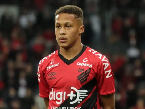 Vitinho vê Athletico em cima do muro e recebe convite para jogar a Libertadores