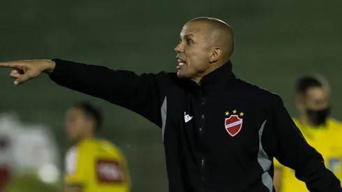 Foto: (Diogo Reis/AGIF) - Higo Magalhães deve receber ainda mais peças no Vila para o decorrer da temporada