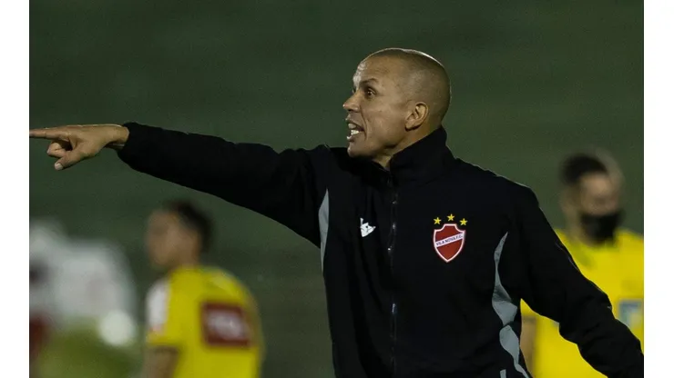 Foto: (Diogo Reis/AGIF) - Higo Magalhães deve receber ainda mais peças no Vila para o decorrer da temporada
