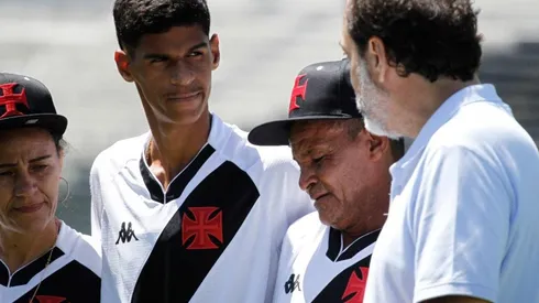 Matheus Lima/Vasco da Gama. Iran Ferreira conhece São Januário e promove ações ao lado do Vasco.