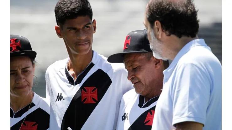 Matheus Lima/Vasco da Gama. Iran Ferreira conhece São Januário e promove ações ao lado do Vasco.