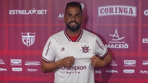 Foto: (Twitter Oficial CRB/@franciscocedrimfotografia) - Maicon pode estrear com a camisa do CRB nesta quinta (24)