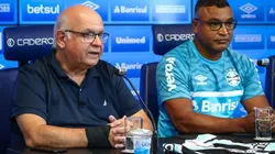 Foto: Lucas Uebel/Grêmio/Divulgação - Presidente Romildo Bolzan e Roger Machado: Grêmio ainda busca reforços para a temporada