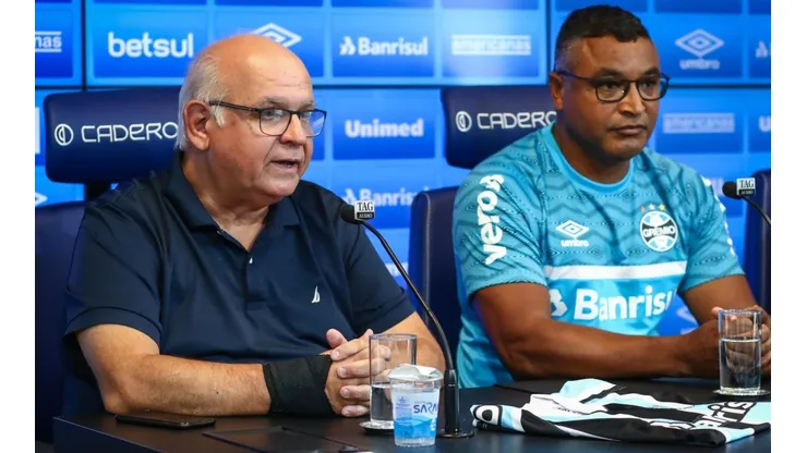 Foto: Lucas Uebel/Grêmio/Divulgação - Presidente Romildo Bolzan e Roger Machado: Grêmio ainda busca reforços para a temporada