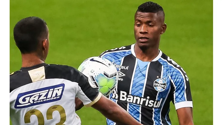 Foto: Pedro H. Tesch/AGIF - Sem espaço no Grêmio, o lateral acertou com o Athletico para 2022