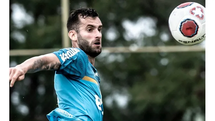 Foto: Ivan Storti/Santos FC - Léo Baptistão (foto) ganha hoje cerca de R$ 350 mil mensais; Bryan Angulo terá vencimentos na casa de R$ 500 mil