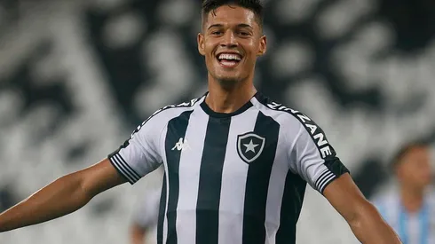 Foto: Vitor Silva/Botafogo/Divulgação - Cria da base, o zagueiro será comprado pela equipe europeia