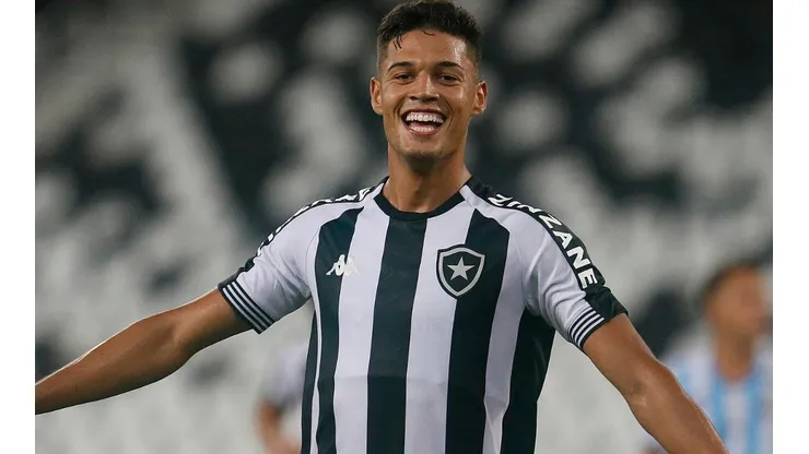 Foto: Vitor Silva/Botafogo/Divulgação - Cria da base, o zagueiro será comprado pela equipe europeia