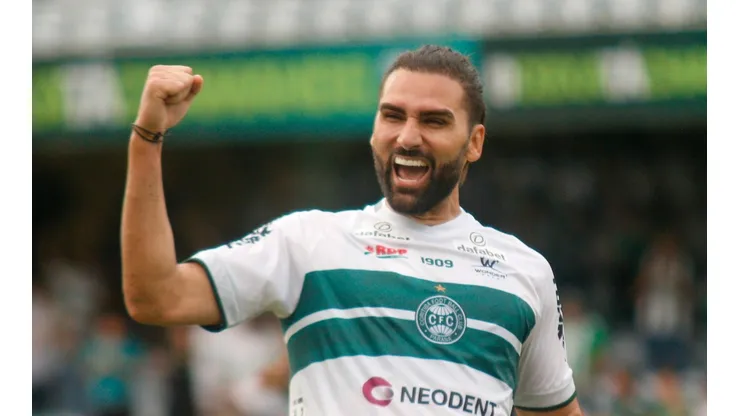 Foto: Gabriel Machado/AGIF | Coritiba não se contenta com Léo Gamalho e vai em busca de destaque do Paulistão