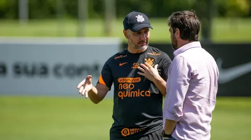 Foto: Rodrigo Coca/Ag. Corinthians | Vitor Pereira dá moral a jovem de 16 anos pela 1ª vez