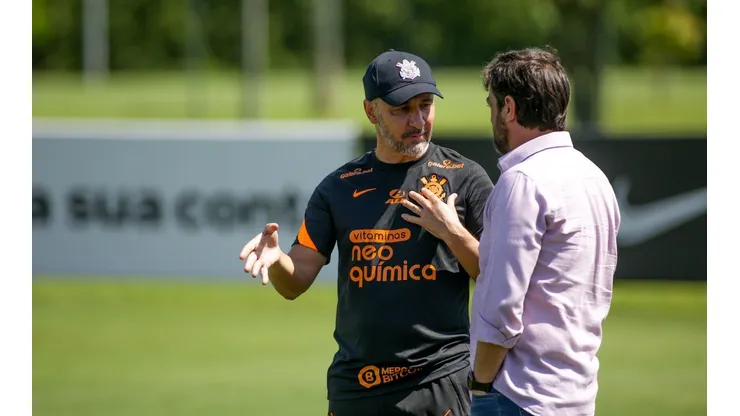 Foto: Rodrigo Coca/Ag. Corinthians | Vitor Pereira dá moral a jovem de 16 anos pela 1ª vez