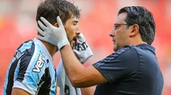 Pedro H. Tesch/AGIF - Lucas Silva recebe atendimento no Gre-Nal