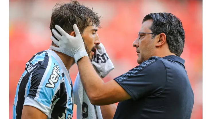 Pedro H. Tesch/AGIF - Lucas Silva recebe atendimento no Gre-Nal