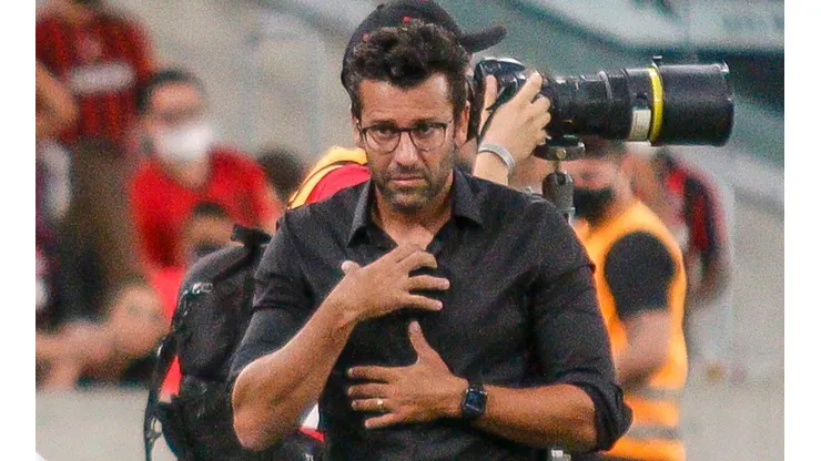 Foto: (Gabriel Machado/AGIF) - Alberto Valentim está pressionado no Athletico Paranaense