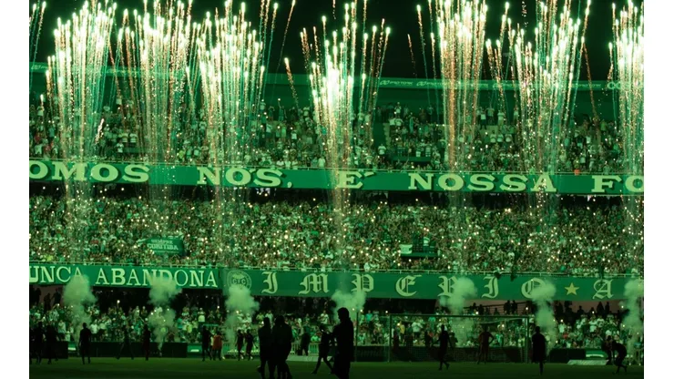 Foto: (Robson Mafra/AGIF) - O Coritiba vai ter a vantagem de decidir o clássico em casa, com o apoio de sua torcida