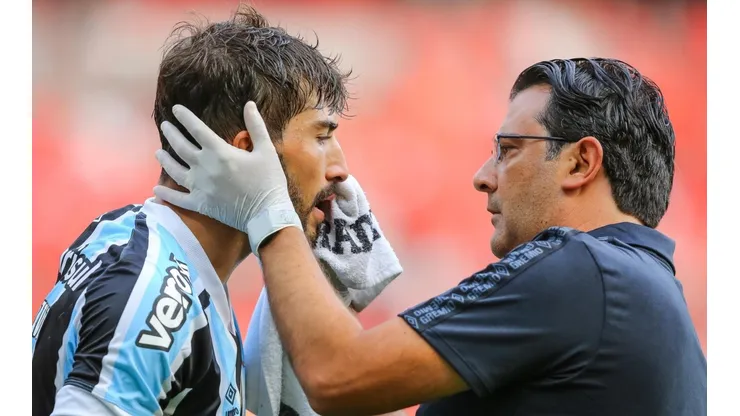 Foto: (Pedro H. Tesch/AGIF) - Lucas Silva ficou ferido depois de ser atingido por um celular no clássico entre Grêmio e Internacional