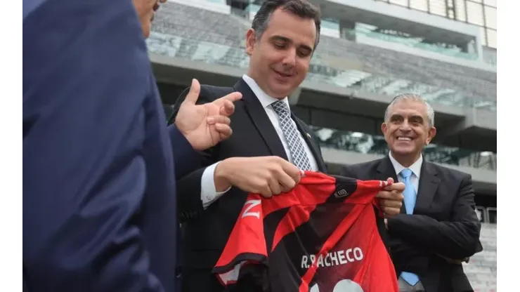 Foto: Gustavo Oliveira/Athletico - Presidente em conversa com o Senador