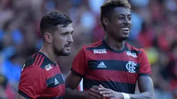 Foto: Thiago Ribeiro/AGIF - Bruno Henrique (à dir.) está fora do clássico contra o Vasco por incômodo no ombro