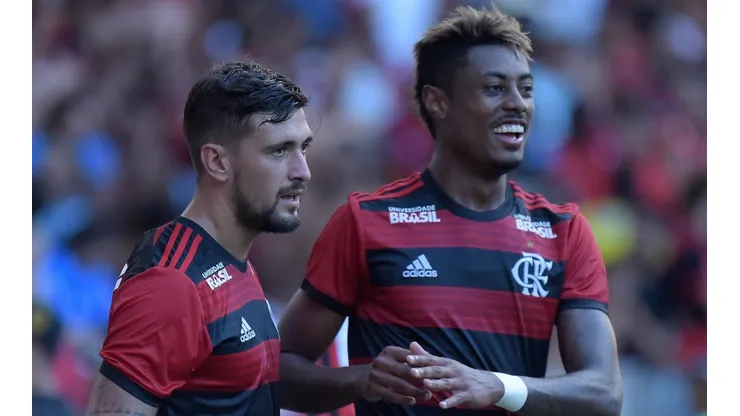Foto: Thiago Ribeiro/AGIF - Bruno Henrique (à dir.) está fora do clássico contra o Vasco por incômodo no ombro