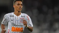 Pedrinho com a camisa do Corinthians (Foto: Thiago Ribeiro/AGIF)