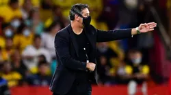 "Não acabou o futebol"; orgulhoso, Marquinhos Santos se rende ao talento de veteranos do América