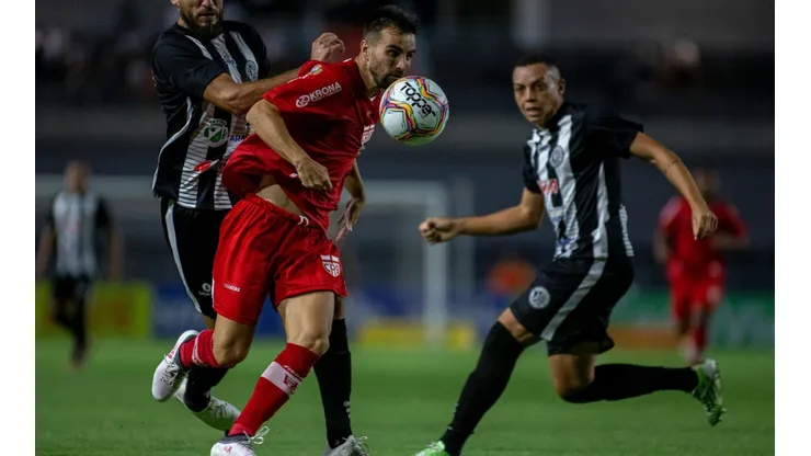 Foto: Alisson Frazao/AGIF - Rafael Longuine voltou ao CRB nesta temporada e mostrou decepção com início da equipe