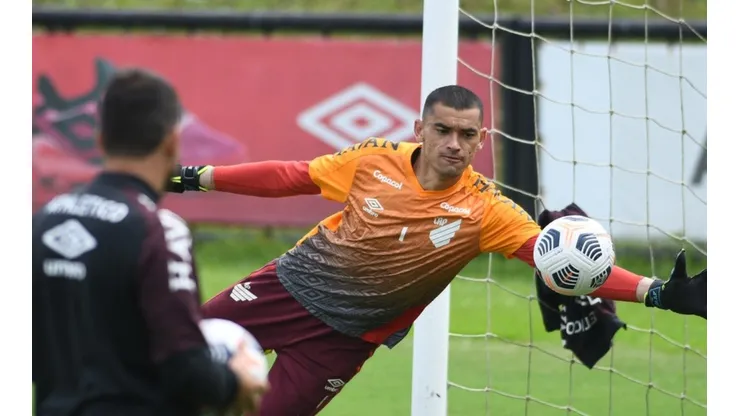 Foto: José Tramontin/Athletico - Goleiro Santos está em negociações com o Flamengo de Paulo Sousa