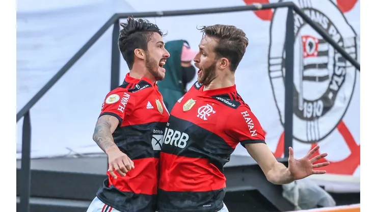 Foto: Marcello Zambrana/AGIF - Paulo Sousa não tem utilizado Gustavo Henrique (à dir.) no Flamengo por conta de lesão no joelho