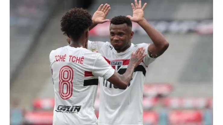 Foto: Rubens Chiri/saopaulofc.net/Divulgação - Tchê Tchê e Luan: possível troca entre São Paulo e Santos ganhou repercussão na web