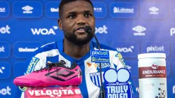 Prestes a estrear pelo Avaí, Lucas Ventura avalia momento da equipe e projeta: "Dar a volta por cima"