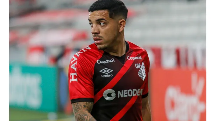 Foto: Gabriel Machado/AGIF - Athletico quer repetir Terans e espera fechar com meia do Peñarol
