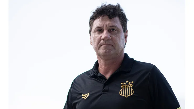 Foto: Jorge Rodrigues/AGIF - João Brigatti balança no cargo após eliminação na Copa do Brasil