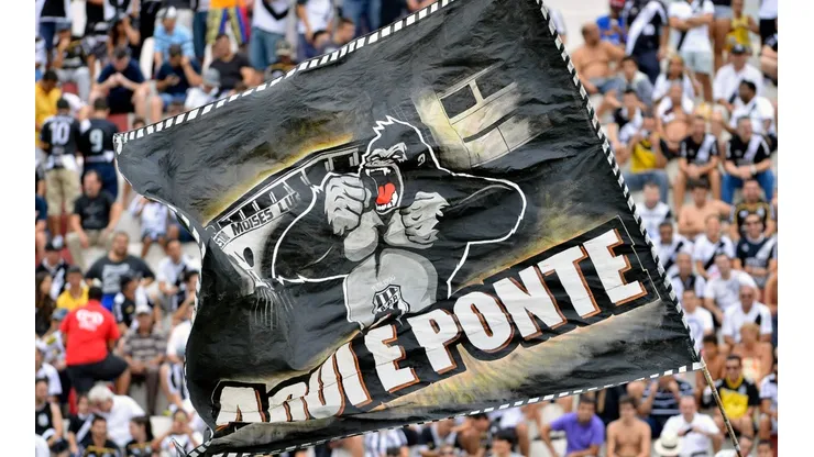 Torcida da Ponte Preta durante partida contra o America-MG pelo Campeonato Brasileiro B 2014 no estadio Moises Lucarelli