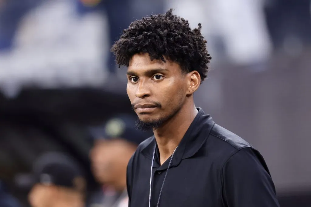 Hugo Souza recebe alerta de Casagrande. Foto: Marcello Zambrana/AGIF