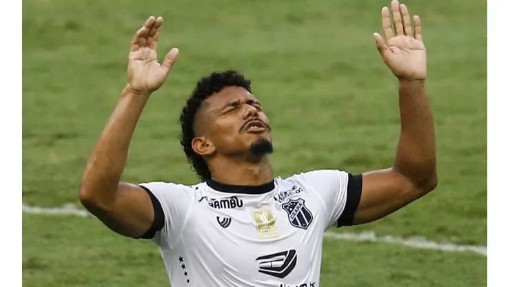 Foto: Bruna Prado/Getty Images - Sobral é alvo de Fabián Bustos desde sua chegada ao Santos