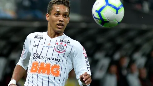 Corinthians tem interesse na contratação de Pedrinho (Foto: Bruno Ulivieri/AGIF)