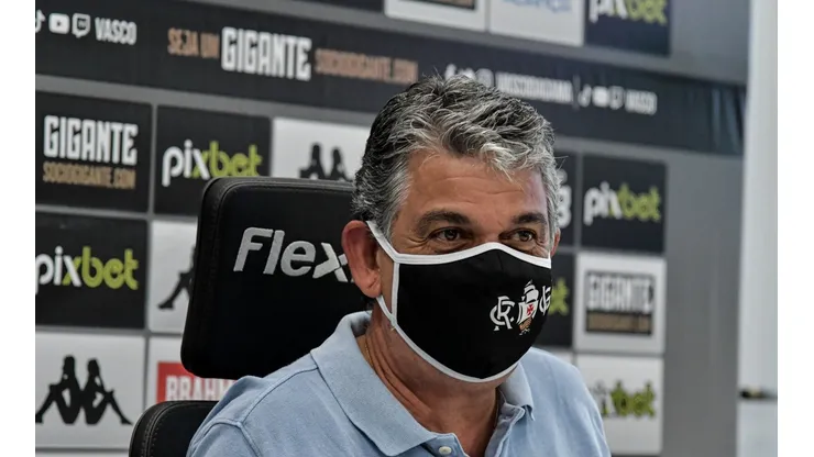Foto: Thiago Ribeiro/AGIF - Carlos Brazil age para Vasco fechar com atacante do Bangu