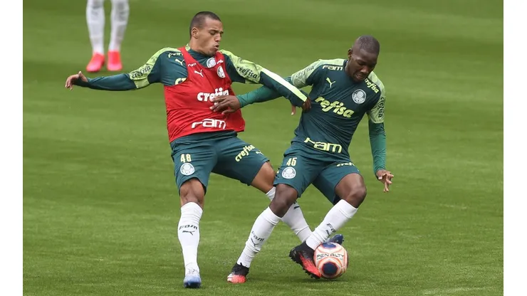 Foto: Cesar Greco - Patrick de Paula (à esq.) perdeu espaço com Abel Ferreira no Palmeiras e negocia transferência ao Botafogo