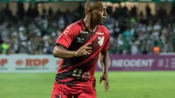 Foto: Robson Mafra/AGIF | Carlos Eduardo marcou 10 gols pelo Furacão, sendo oito deles em 2020